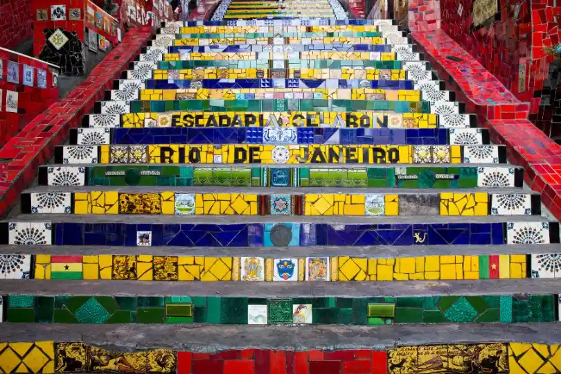 Escadaria vibrante revestida com milhares de azulejos coloridos pelo artista Jorge Selarón no Rio de Janeiro.