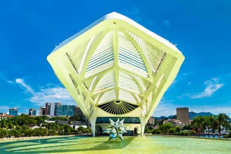 Edifício branco de design arrojado do Museu do Amanhã refletindo na água, simbolizando o futuro e a inovação no Rio de Janeiro.
