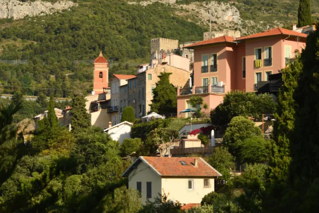 Paisagem encantadora da vila de Èze com sua arquitetura medieval única e localização privilegiada na encosta com vista para o Mediterrâneo.