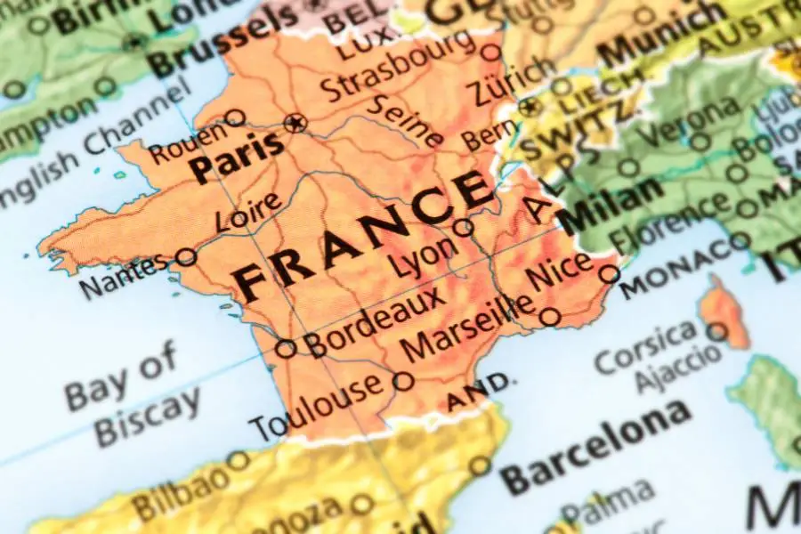 Mapa da França com destaque para cidades como Paris, Lyon e Marselha.
