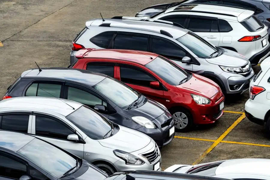 Vista aérea de estacionamento com diversos carros compactos e SUVs