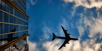 avião jumbo no céu.