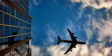 avião jumbo no céu.