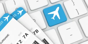 Passagens aéreas sobre um teclado de computador.